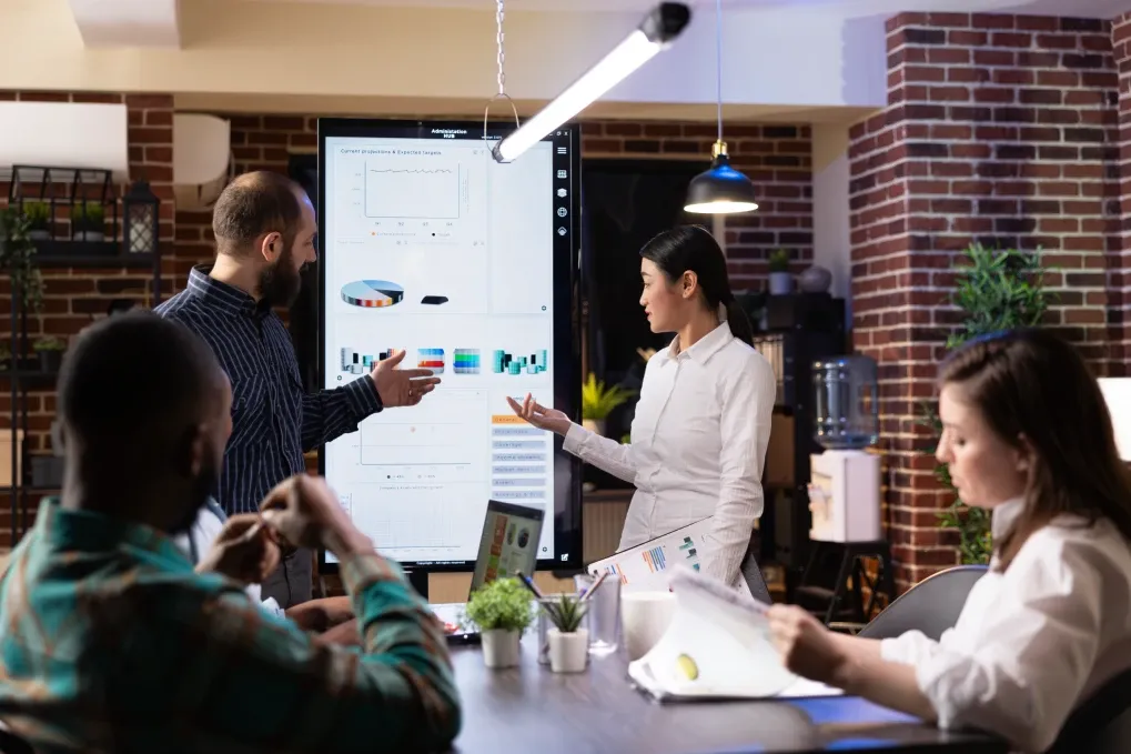 Team im Meeting – Rechtsformwahl für Startups: Einzelunternehmen, UG oder GmbH